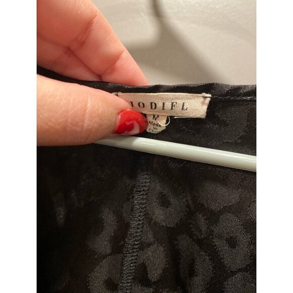 Jodifl Oversized M Black Leopard V-Neck Tee - Picture 3 of 6